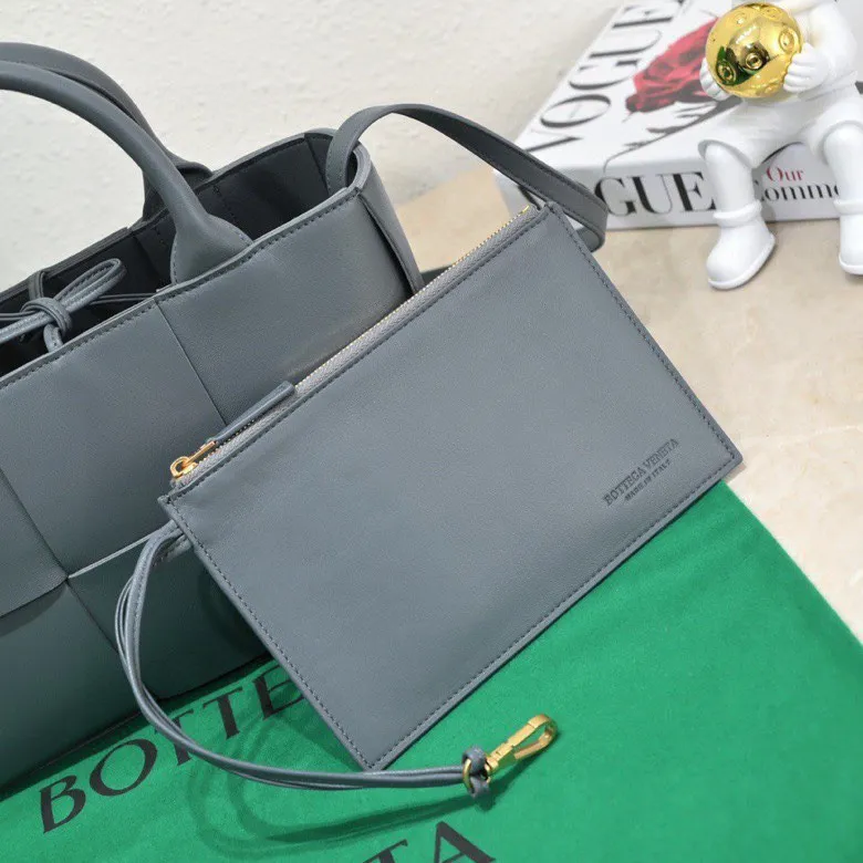 Batch 1500 🔥🔥🔥BV mini tote bag🟡🟡🟡Arco tote finally has a mini version this season. I love this size💯I have always been fond of tote bags because it has no complicated design, is simple and neat, and is easy to match with daily clothes🍒🍒Key point key point! It comes with a detachable shoulder strap, suitable for commuting and casual wear for any occasion👏👏Model number: 9894#, size: 25x16x8cm